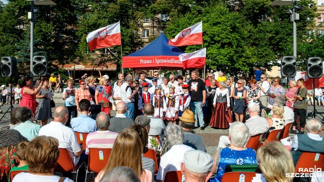 Kilkaset osób śpiewało pieśni patriotyczne na Placu Lotników w Szczecinie. To w ramach upamiętnienia rocznicy wybuchu Powstania Warszawskiego przypadającej na pierwszy sierpnia.