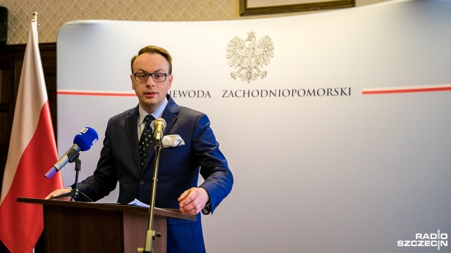 Nie będzie przestoju w wypłatach pieniędzy w ramach programu Rodzina 500 plus - zapewnia wojewoda zachodniopomorski. Krzysztof Kozłowski poinformował w poniedziałek, że systemy informatyczne w gminach pozytywnie przeszły testy z przyjęciem oraz rozpatrzeniem nowych wniosków nie będzie problemu.