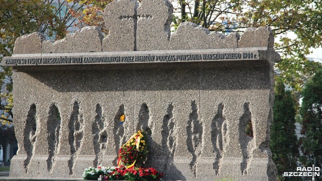 Mimo upału i palącego słońca mieszkańcy stolicy nie wyobrażają sobie, by nie przyjść na uroczystości rocznicy wybuchu Powstania Warszawskiego. Tłumnie odwiedzają miejsca pamięci - palą znicze i zostawiają kwiaty.