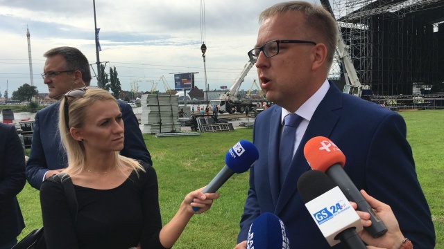 Gigantyczna scena powstaje u stóp szczecińskich Wałów Chrobrego. W sobotę w ramach finału regat The Tall Ships Races wystąpi na niej światowej sławy tenor Andrea Bocelli.
