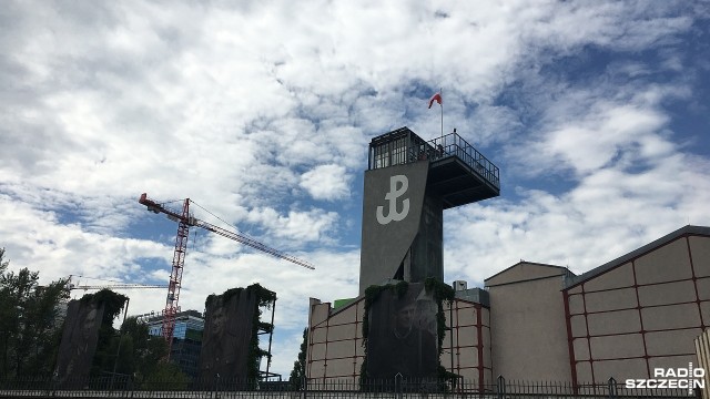 Kotwica przypominająca litery P i W - to znak, który zna każdy Polak. Znak Polski Walczącej, a jednocześnie nadziei na odzyskanie niepodległości przez Polskę okupowaną przez nazistowskie Niemcy. Został stworzony przez Polaków walczących z niemiecką propagandą w II wojnie światowej.