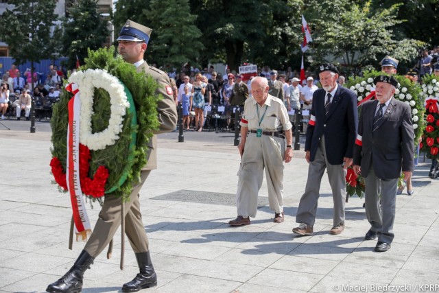 Na Wojskowych Powązkach przed pomnikiem Gloria Victis odbyły się główne uroczystości 73. rocznicy wybuchu Powstania Warszawskiego.