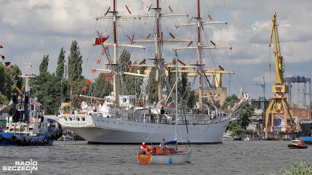 Dar Młodzieży zacumował u stóp Wałów Chrobrego.