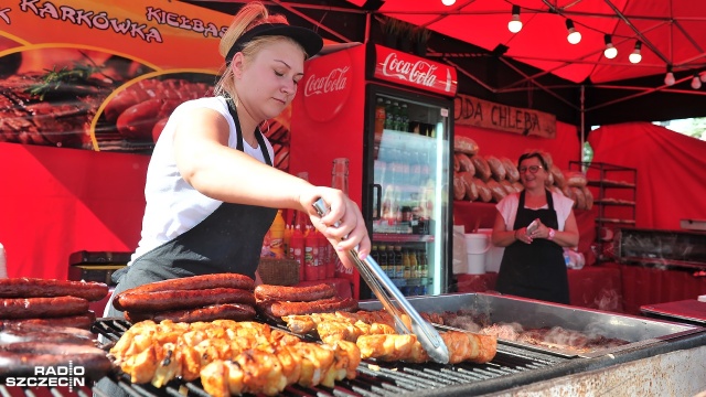Pamiątki marynistyczne, smakowite potrawy i rękodzieło - to wszystko na Jarmarku pod Żaglami na Wałach Chrobrego w Szczecinie. Impreza współtworzy The Tall Ships Races.