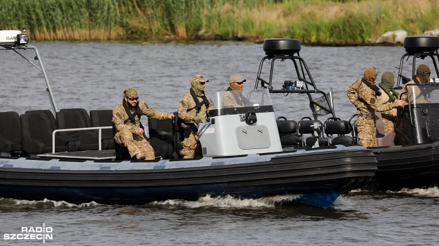 Snajperzy, antyterroryści i policjanci - teren finału regat The Tall Ships Races zabezpiecza blisko 2 tys. przedstawicieli różnych służb. Ustawiono też betonowe zapory na drogach, które chronią przed niekontrolowanym wjazdem na teren imprezy. Przeprowadzane są ponadto wyrywkowe kontrole osobiste.