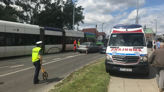 Autobus komunikacji miejskiej i samochód osobowy zderzyły się na ulicy Energetyków w Szczecinie. Do wypadku doszło w sobotę po południu. Jedna osoba została ranna.