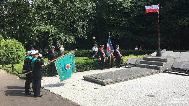 Morze to piękne żaglowce i przygoda, ale to także groźny żywioł, który zbiera swoje żniwo - w sobotę rodziny, przedstawiciele przedsiębiorstw armatorskich i marynarze złożyli kwiaty pod pomnikiem Tym, co nie powrócili z morza.