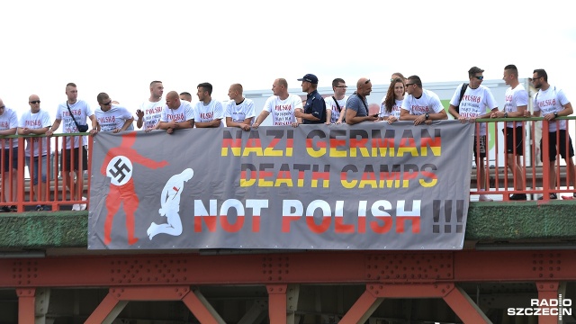 Niemieckie nazistowskie obozy śmierci - nie polskie, a obok grafika przedstawiająca egzekucję - żołnierz III Rzeszy ze swastyką strzela w potylice Polakowi. Taki transparent wisiał przez moment na Moście Długim w Szczecinie.