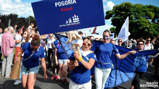 Parada załóg biorących udział w finale zlotu żaglowców przeszła z Wałów Chrobrego do Teatru Letniego w Szczecinie.