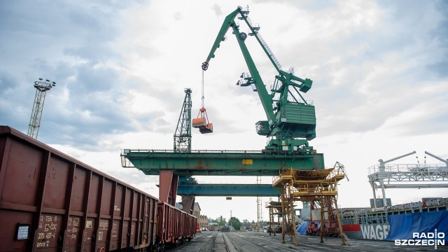 Gigantyczna suwnica ważąca 1800 ton i mierząca 56 metrów wysokości opuściła już szczeciński port i płynie statkiem do odbiorcy w Irlandii.