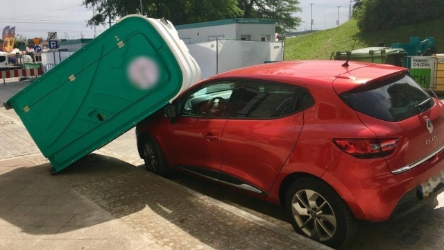 Regaty w Szczecinie się skończyły, atrakcje nie. Mowa o latającym sanitariacie na Wałach Chrobrego. Przenośna toaleta, niesiona silnym wiatrem, przeleciała kilka metrów i wylądowała na masce zaparkowanego nieopodal samochodu.