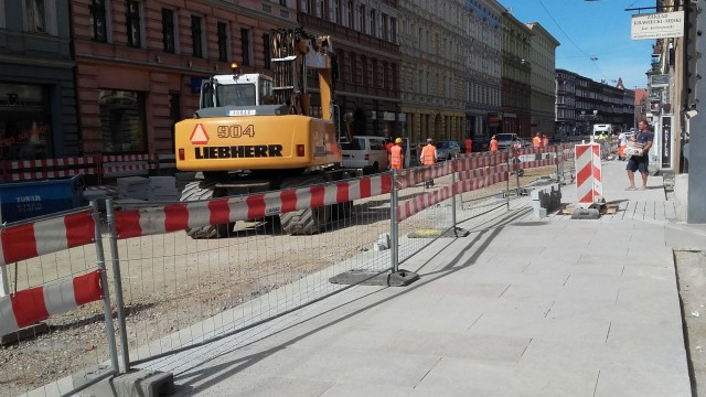 Mamy dobrą wiadomość dla pieszych. Niemal na całym odcinku między placem Zamenhofa, a aleją Wojska Polskiego położono nowy chodnik, ale nie tylko.