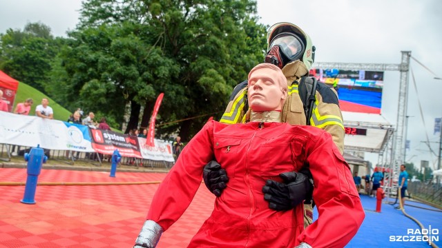 Około 250 strażaków z sześciu krajów świata bierze udział w szczecińskiej edycji Firefighter Combat Challange. Dwudniowe zawody dla pożarniczych strongmanów ściągnęły do naszego miasta zawodników z Wielkiej Brytanii, Słowenii, Czech, Słowacji, Niemiec oraz Polski. W piątek odbywała się rywalizacja indywidualna, na sobotę zaplanowano sztafety drużynowe.