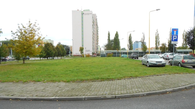 Przy ulicy Przyjaciół Żołnierza w Szczecinie powstaje nowy parking. Będą tam mogły zaparkować 33 auta. Dostosowany będzie także dla osób niepełnosprawnych - dla ich pojazdów przygotowano dwa miejsca.