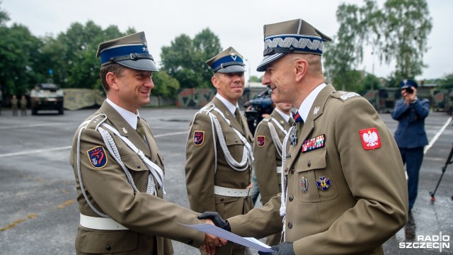 Żołnierze uczcili w Szczecinie zbliżające się Święto Wojska Polskiego - z tej okazji w koszarach przy ul. Ku Słońcu odbył się uroczysty apel. Na maszt została wciągnięta flaga państwowa, orkiestra odegrała Mazurka Dąbrowskiego.