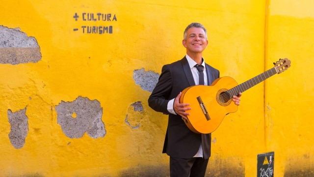 Brazylijski piosenkarz, gitarzysta i kompozytor Amilcar Batista Cruz będzie gwiazdą tegorocznych Letnich Spotkań z Muzyką w Kołowie.