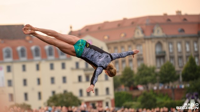 Skoki z 20, 22 i 27 metrów z Trasy Zamkowej do Odry. Grupy śmiałków nie przeraża ani wysokość ani temperatura wody. Na Wałach Chrobrego trwa Water Show - jedną z konkurencji jest właśnie high diving, czyli skoki z wysokości do wody.