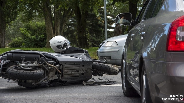Wypadek w Szczecinie na skrzyżowaniu ulic Wilczej i Jarogniewa - kierujący osobową Skodą nie udzielił pierwszeństwa przejazdu motocykliście, doszło do zderzenia.
