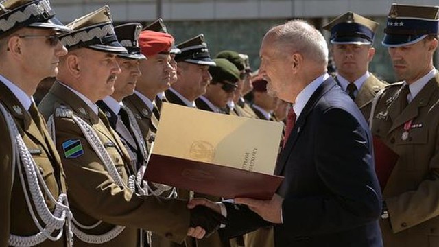 Minister Obrony Narodowej Antonii Macierewicz wręczył odznaczenia i nominacje na wyższe stopnie wojskowe dla żołnierzy oraz pracowników wojska. Wyróżnionych zostało ponad 200 osób oraz jednostek, a awanse otrzymało 308 oficerów. Uroczystość odbyła się na Placu Marszałka Józefa Piłsudskiego w Warszawie.