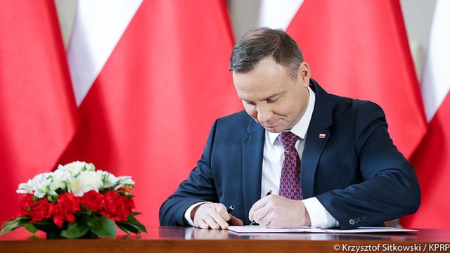 Prezydent Andrzej Duda podpisał ustawę o odnawialnych źródłach energii. Zmniejsza ona wsparcie dla energetyki odnawialnej. Sprzyja za to sprzedawcom energii elektrycznej. Ustawa wejdzie w życie po upływie 30 dni od dnia ogłoszenia.