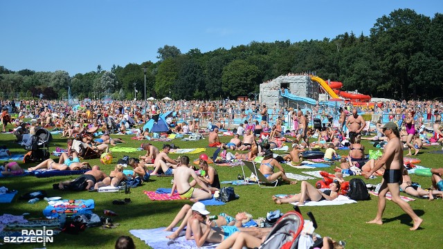 Tłumy oblegają szczecińską Arkonkę - na kąpielisku bawi się około 5 tys. osób. W basenach i na plaży jest bardzo tłoczno. Nie odstrasza to jednak tych, którzy - korzystając z dnia wolnego - chcą się zrelaksować.