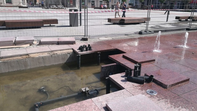 Już drugi raz w ciągu dwóch miesięcy samochód wjechał w fontannę na Placu Wolności.
