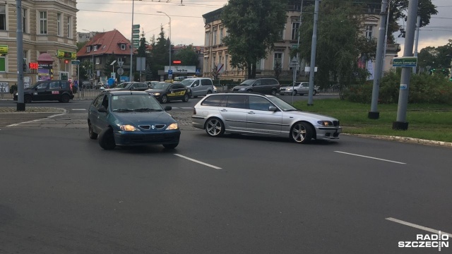 Około godz. 18 doszło do kolizji na pl. Szarych Szeregów, zderzyły się osobowe renault z bmw. W związku z tym utrudniony był przejazd przez rondo. W wyniku kolizji nikomu nic się nie stało.