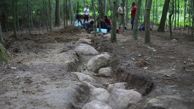 Szczecińscy archeolodzy odkopują megalityczny grobowiec sprzed pięciu tysięcy lat.