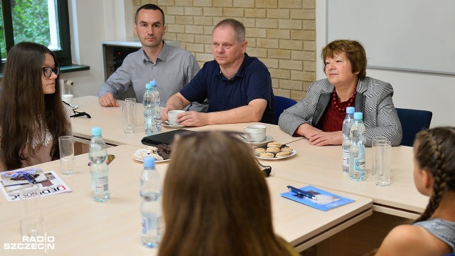 Ich patronem jest związany ze Szczecinem działacz Solidarności: uczniowie z polskiego gimnazjum w Połukniu na Litwie przyjechali do nas na wakacje. Ich szkoła otrzymała w maju imię Longina Komołowskiego.