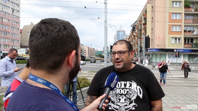 Nie możemy pokazać terrorystom, że się ich boimy - mówi Hiszpan spędzający wakacje w Polsce. Gabriel ze swoją polską żoną i dziećmi spacerowali po Szczecinie. Reporter Radia Szczecin przy pl. Żołnierza Polskiego spotkał polsko-hiszpańską rodzinę.