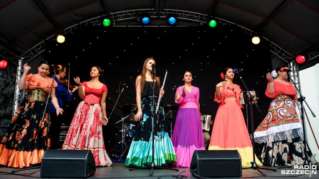 Tłum szczecinian bawi się w rytm cygańskiej muzyki na małym dziedzińcu Zamku Książąt Pomorskich.