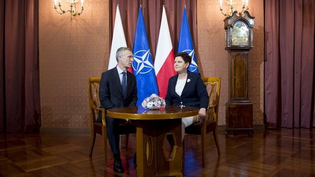 Polska zwiększy wydatki na obronność. Zapowiedziała to premier Beata Szydło po spotkaniu z sekretarzem generalnym NATO Jensem Stoltenbergiem. To właśnie sprawy związane z finansowaniem obronności oraz kwestia wschodniej flanki NATO były głównym tematem rozmowy obojga polityków w Warszawie.
