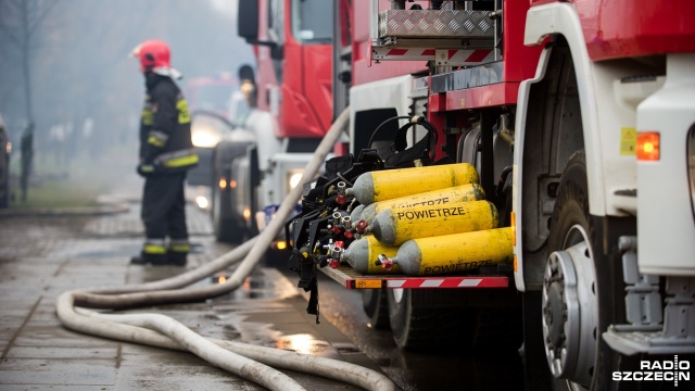Pożar domu wielorodzinnego w miejscowości Kukinia w powiecie Kołobrzeskim. Cztery rodziny straciły dach nad głową. Ogień pojawił się wewnątrz budynku przed godziną 14.