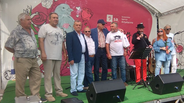 Młodzież z Sorrento - była na czasie z modą, tańcem, no i oczywiście z nową muzyką o sile Wezuwiusza , która nazywała się rock and roll - czytamy na okładce książki Wojciecha Rapy Ferajna z kawiarni Sorrento. W sobotę odbyła się jej promocja w Ogrodzie Różanym, połączona z koncertem big beatowym.