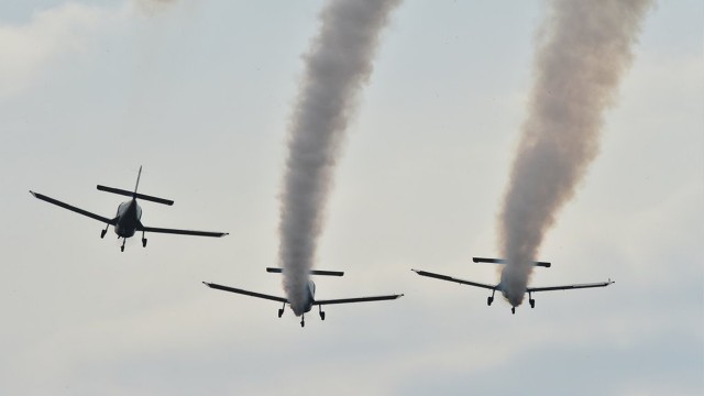 Prawie 30 tysięcy osób było na radomskim lotnisku w chwili oficjalnego otwarcia Międzynarodowych Pokazów Lotniczych Air Show 2017. Impreza, która organizowana jest po raz 15, rozpoczęła się w sobotę w samo południe. Gościem jest m.in. minister obrony narodowej Antoni Macierewicz.