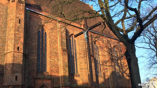 Pałac nad Młynówką i Kościół pw. Macierzyństwa Najświętszej Marii Panny w Trzebiatowie - to miejsca, które w sobotę odwiedzą uczestnicy VIII Letniego Festiwalu Wędrownego Na gotyckim szlaku. Autokar pełen widzów wyjechał ze Szczecina po godz. 15.