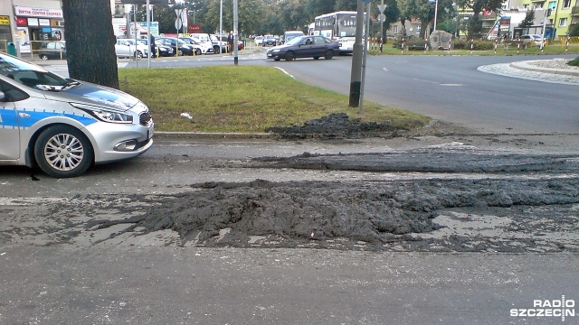 Trwa sprzątanie śmierdzącego szlamu, który rozlał się na rondzie w szczecińskich Zdrojach.