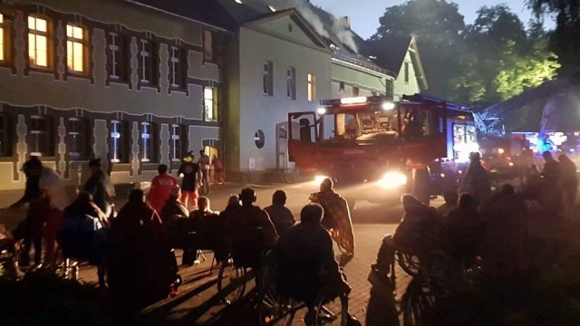 50 osób ewakuowanych, wystraszeni pensjonariusze i zniszczone poddasze - to skutki pożaru, który w poniedziałek wieczorem wybuchł w Domu Pomocy Społecznej w Białogardzie. W akcji gaśniczej brało udział 10 zastępów straży pożarnej. We wtorek nadzór budowlany zdecyduje czy do nadpalonej części budynku będą mogli wrócić pensjonariusze.
