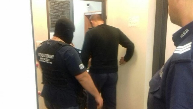 Podejrzany o zabójstwo swojej 20-letniej partnerki i ukrycie jej ciała w wersalce został zatrzymany w Zachodniopomorskiem. Poszukiwanego od kilku dni listem gończym Artura W. schwytali we wtorek policjanci z Koszalina. Na środę łódzka prokuratura zaplanowała przesłuchanie mężczyzny.