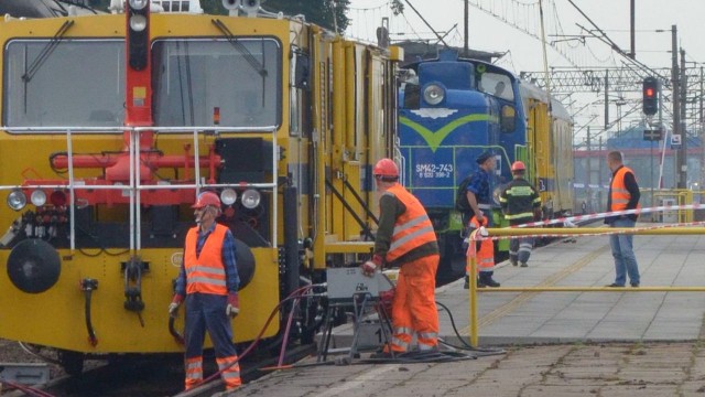 Okoliczności wypadku kolejowego w Smętowie Granicznym pod Kwidzynem bada specjalna komisja. - Jej członkowie rozpoczęli prace jeszcze przed godziną pierwszą w nocy - poinformował minister infrastruktury Andrzej Adamczyk.
