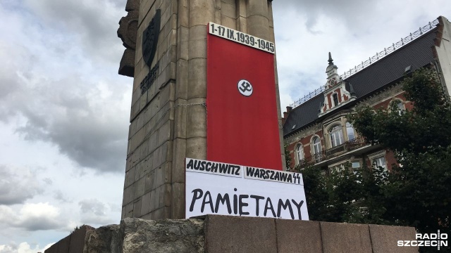 Hańba szczecińskim urzędnikom, hańba prezydentowi Krzystkowi - skandowali uczestnicy pikiety przed Pomnikiem Wdzięczności dla Armii Radzieckiej przy placu Żołnierza w Szczecinie.