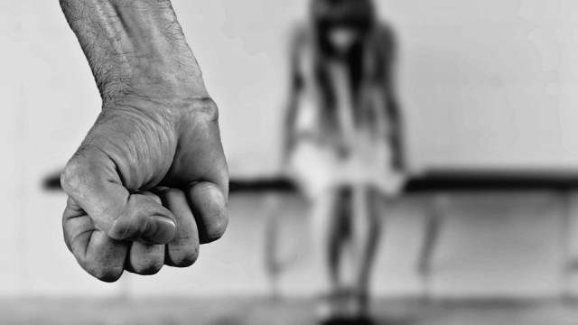 Mieszkaniec śródmieścia Szczecina stanie przed sądem - za przemoc domową grozi mu do 5 lat więzienia.