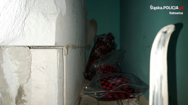 Decyzją Sanepidu zamknięty został katowicki sklep z dopalaczami. Policja przejęła ponad 300 opakowań substancji psychoaktywnych. Dopalacze ukryte były w specjalnie zabezpieczonym schowku w ścianie.
