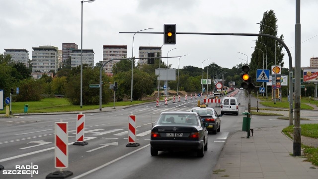 Przejazdu ulicą Sczanieckiej w Szczecinie nie ma. Przypominamy kierowcom, bo niektórzy chyba o tej zmianie zapomnieli.