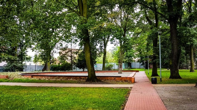 W ciągu 80 dni w parku im. Stanisława Nadratowskiego przy ulicy Malczewskiego powstanie plac zabaw dla dzieci i nowe alejki z kostki brukowej.