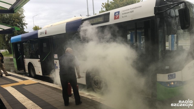 Autobus komunikacji miejskiej linii E zapalił się na Basenie Górniczym, informację przekazali słuchacze Radia Szczecin.
