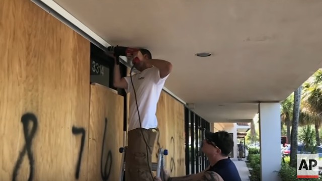 Co najmniej 14 ofiar śmiertelnych, zdewastowane wyspy, tysiące ludzi odciętych od świata i setki tysięcy domów bez prądu - to skutki huraganu Irma, który uderzył w Karaiby. Wszystko wskazuje na to, że w weekend dotrze do Stanów Zjednoczonych.