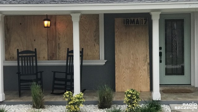 Huragan Irma, którego siła nieznacznie osłabła, dociera już do wybrzeży Kuby. Na jego nadejście przygotowują się Stany Zjednoczone. Na trasie żywiołu może znaleźć się obszar zamieszkany przez miliony Amerykanów. Najnowsze symulacje dają nadzieję na uniknięcie bezpośredniego uderzenia w Miami.
