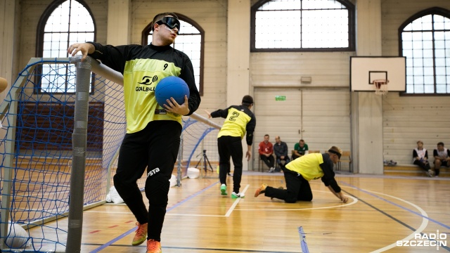 Zaciekła rywalizacja na parkiecie w hali Uniwersytetu Szczecińskiego przy al. Piastów - odbywają się tam eliminacje mistrzostw w goalball, czyli turniej piłki dla niewidomych i niedowidzących. W zawodach bierze udział 9 drużyn m.in. ze Szczecina, Wrocławia i Katowic. Mecze rozgrywane są w absolutnej ciszy.