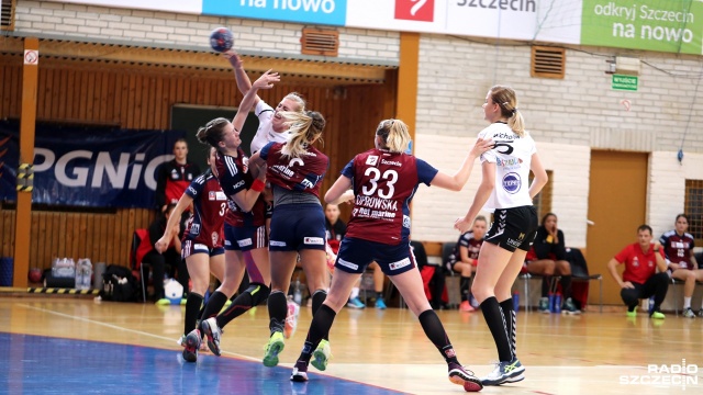Piłkarki ręczne Pogoni dzielą i rządzą na Pomorzu Zachodnim. Szczecinianki od derbowego zwycięstwa rozpoczęły zmagania w Superlidze. Drużyna trenera Adriana Struzika pokonała - w inauguracyjnym pojedynku rozgrywek o mistrzostwo Polski - Energę AZS Koszalin 27:25 prowadząc do przerwy 15:10.